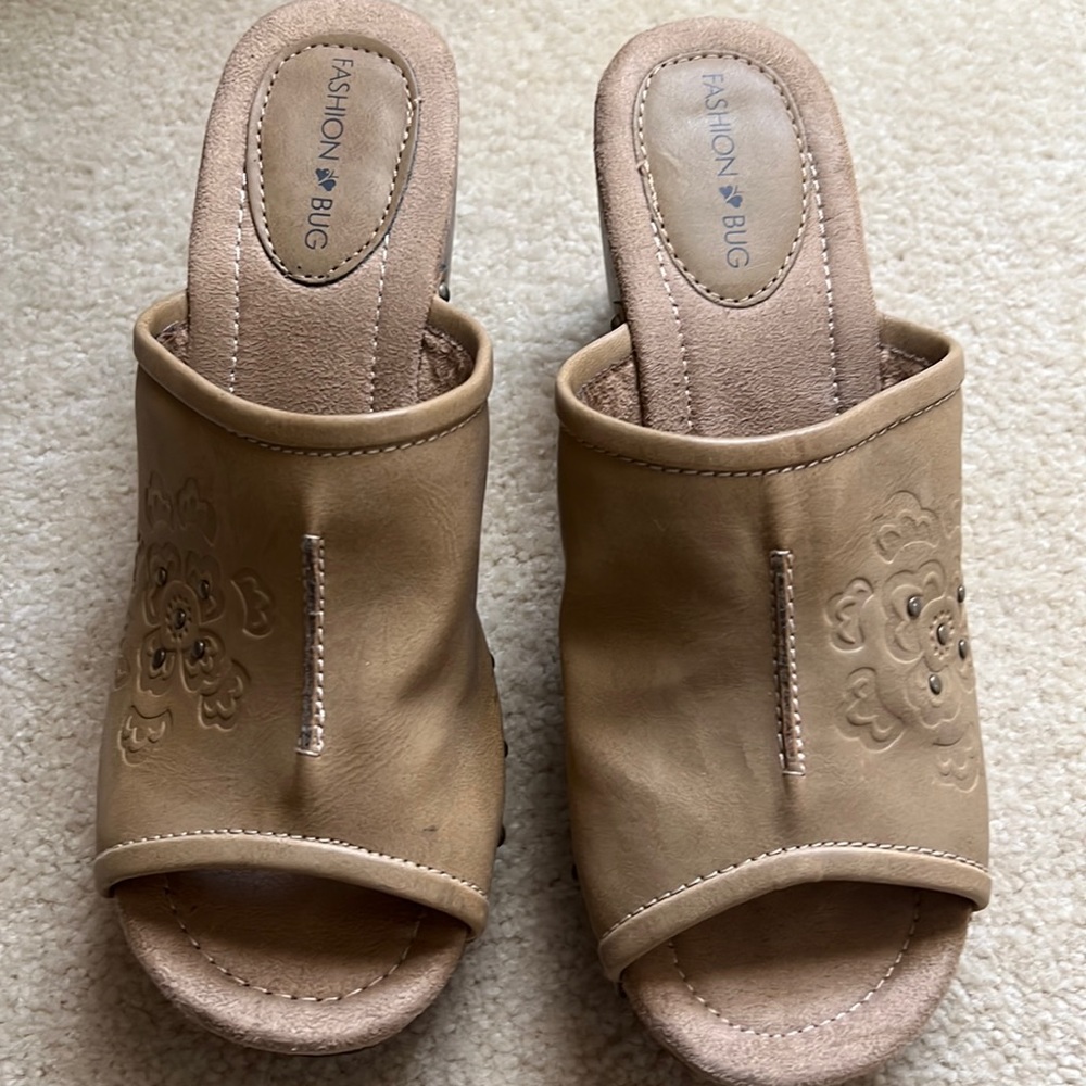 Womens light brown sandals size 9.5 Fashion Bug
